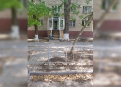 «Надо лезть через забор»: новые ограждения осложняют жизнь волгодонцам «Надо лезть через забор»: новые ограждения осложняют жизнь волгодонцам