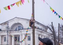Длинноволосая девушка попыталась залезть на масленичный столб в Приморском парке Длинноволосая девушка попыталась залезть на масленичный столб в Приморском парке