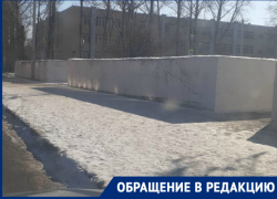 Падают дети и взрослые: волгодонец пожаловался на скользкую дорожку у СЮТа Падают дети и взрослые: волгодонец пожаловался на скользкую дорожку у СЮТа