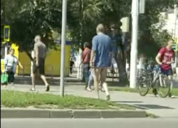 Мужчина без штанов и трусов шокировал волгодонцев в центре нового города Мужчина без штанов и трусов шокировал волгодонцев в центре нового города