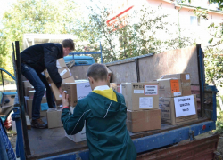 Дети и подростки передали продукты и вещи в дом престарелых Дети и подростки передали продукты и вещи в дом престарелых