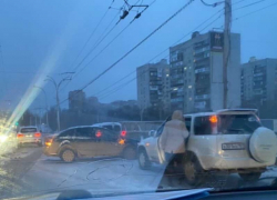 Серьезная авария на мосту парализовала движение в Волгодонске Серьезная авария на мосту парализовала движение в Волгодонске