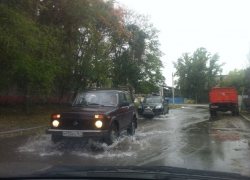 В Волгодонске во время дождя коммунальщики решили откачать воду из канализации прямо на проезжую часть, - читатель «Блокнота Волгодонска» В Волгодонске во время дождя коммунальщики решили откачать воду из канализации прямо на проезжую часть, - читатель «Блокнота Волгодонска»