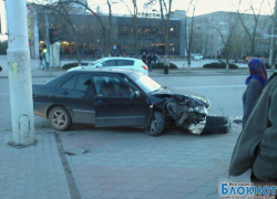 Автомобиль с женщиной и ребенком врезался в столб Автомобиль с женщиной и ребенком врезался в столб
