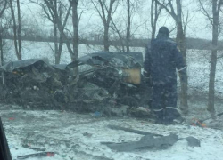 Машину разорвало на куски после столкновения с фурой на дороге Семикаракорск-Волгодонск Машину разорвало на куски после столкновения с фурой на дороге Семикаракорск-Волгодонск
