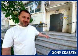Отремонтированное осенью крыльцо подъезда МКД Волгодонска не пережило и зиму Отремонтированное осенью крыльцо подъезда МКД Волгодонска не пережило и зиму
