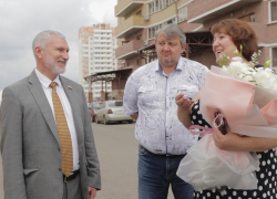 В ходе рабочего визита в Ростов депутат Алексей Журавлев посетил семью, которой помог получить новую квартиру В ходе рабочего визита в Ростов депутат Алексей Журавлев посетил семью, которой помог получить новую квартиру