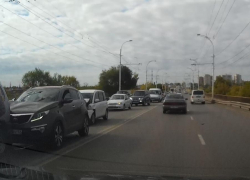 В результате аварии на мосту собралась «гармошка» из трех машин В результате аварии на мосту собралась «гармошка» из трех машин