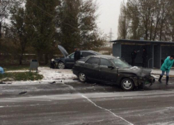 Первый снег в Волгодонске спровоцировал аварию на Путепроводе Первый снег в Волгодонске спровоцировал аварию на Путепроводе