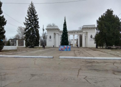 В Цимлянске перекрыли блоками площадь у Приморского парка В Цимлянске перекрыли блоками площадь у Приморского парка
