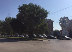 Вереница из троллейбусов на мосту стала причиной затора в центре Волгодонска Вереница из троллейбусов на мосту стала причиной затора в центре Волгодонска