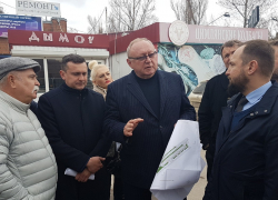 Депутаты Волгодонска осмотрели строящийся объект на торговой площади и высказали застройщику массу недовольств Депутаты Волгодонска осмотрели строящийся объект на торговой площади и высказали застройщику массу недовольств