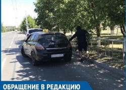 В центре Волгодонска мужчина в черном балахоне срезал охапку роз с городской клумбы В центре Волгодонска мужчина в черном балахоне срезал охапку роз с городской клумбы