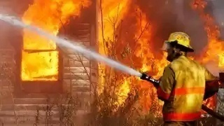 В Волгодонске сгорела автомобильная мастерская В Волгодонске сгорела автомобильная мастерская