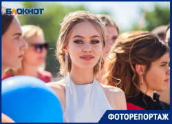 Сотни выпускников Волгодонска торжественно прошли по красной ковровой дорожке Сотни выпускников Волгодонска торжественно прошли по красной ковровой дорожке
