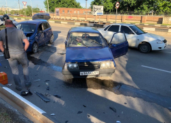 Серьезная авария случилась на съезде с моста в "старый город" Серьезная авария случилась на съезде с моста в "старый город"