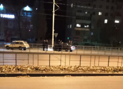 Таксист на ВАЗе въехал в столб на проспекте Строителей Таксист на ВАЗе въехал в столб на проспекте Строителей