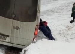 Пассажиры вытолкали слетевшую с трассы Волгодонск-Элиста маршрутку Пассажиры вытолкали слетевшую с трассы Волгодонск-Элиста маршрутку