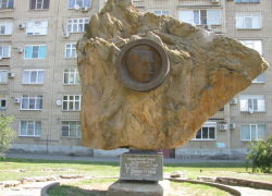 Памятник на площади Победы соорудили из глыбы с берега Цимлянского водохранилища Памятник на площади Победы соорудили из глыбы с берега Цимлянского водохранилища