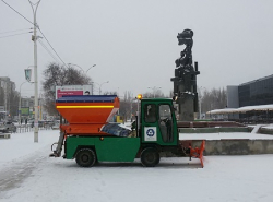 Зеленый уборщик города от снега