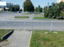 Очередной забор прямо на велосипедной дорожке