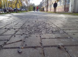 На 50 лет СССР забетонировали плитку на тротуаре