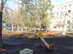 Детская площадка на ул Ленина завалена мусором