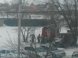 В тающем снегу застряла пожарная машина! 