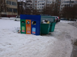 Контейнеры для раздельного сбора мусора завалены мусором