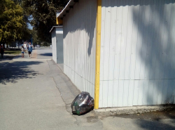 Работники продуктового магазина оставляют мусор прямо на тротуаре