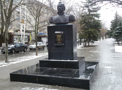 Памятник Платову снова разваливается?