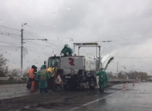 В Волгодонске на «пятом», несмотря на дождь, вовсю идет ремонт дорог В Волгодонске на «пятом», несмотря на дождь, вовсю идет ремонт дорог