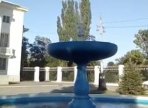 Высокая струя фонтана привлекла жителей Цимлянска Высокая струя фонтана привлекла жителей Цимлянска