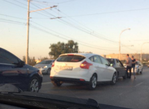 Авария привела к огромной пробке на путепроводе Волгодонска Авария привела к огромной пробке на путепроводе Волгодонска
