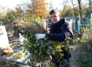 Активисты привели в порядок захоронения ветеранов Великой Отечественной войны Активисты привели в порядок захоронения ветеранов Великой Отечественной войны