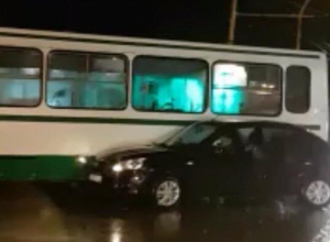 Пассажирский автобус развернуло на пересечении улиц Энтузиастов и Гагарина, после столкновения с черным «ВАЗом» Пассажирский автобус развернуло на пересечении улиц Энтузиастов и Гагарина, после столкновения с черным «ВАЗом»