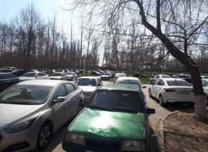 Волгодонец снял на видео массовую парковку на газонах и во дворах спального района у «Школы милиции» Волгодонец снял на видео массовую парковку на газонах и во дворах спального района у «Школы милиции»
