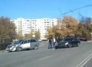 Две иномарки столкнулись в Волгодонске Две иномарки столкнулись в Волгодонске
