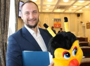Огромная пчела-качалка и рокировка замов сити-менеджера: в Волгодонске состоялось майское заседание Думы Огромная пчела-качалка и рокировка замов сити-менеджера: в Волгодонске состоялось майское заседание Думы