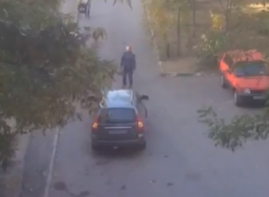 «Иногда я сама не понимаю женщин»: волгодончанка сняла на видео припаркованный посередине дороги автомобиль «Иногда я сама не понимаю женщин»: волгодончанка сняла на видео припаркованный посередине дороги автомобиль