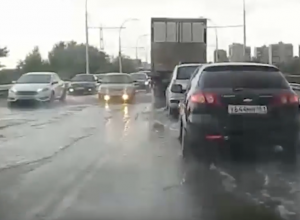 Из-за ливня образовался затор из автомобилей на путепроводе Из-за ливня образовался затор из автомобилей на путепроводе