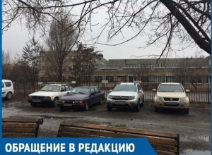 Огражденную цепями именную парковку разбили волгодонцы во дворе дома по улице Индустриальной Огражденную цепями именную парковку разбили волгодонцы во дворе дома по улице Индустриальной