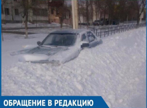 Метровые сугробы на улицах Волгодонска засыпали автомобили и пешеходные дорожки: последствия снегопада Метровые сугробы на улицах Волгодонска засыпали автомобили и пешеходные дорожки: последствия снегопада