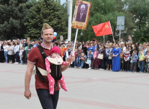 «Найди себя на фото»: Фоторепортаж с «Бессмертного полка» в Волгодонске. Часть 2 «Найди себя на фото»: Фоторепортаж с «Бессмертного полка» в Волгодонске. Часть 2
