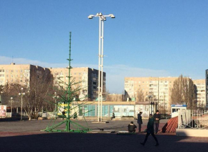 В Волгодонске приступили к монтажу главных новогодних елей В Волгодонске приступили к монтажу главных новогодних елей