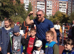 Спортивную площадку с антивандальными тренажерами подарил микрорайону В-7 Дмитрий Кудряшов Спортивную площадку с антивандальными тренажерами подарил микрорайону В-7 Дмитрий Кудряшов