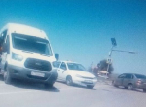 На трассе Ростов-Волгодонск легковушку отбросило в кювет после тройного ДТП с микроавтобусом и «Калиной» На трассе Ростов-Волгодонск легковушку отбросило в кювет после тройного ДТП с микроавтобусом и «Калиной»