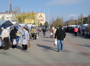 Саженцы и пасхальные куличи привлекли сотни волгодонцев на Площадь Победы Саженцы и пасхальные куличи привлекли сотни волгодонцев на Площадь Победы
