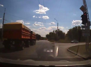 Промчавшийся «на красный» многотонный КамАЗ шокировал автомобилистов Волгодонска Промчавшийся «на красный» многотонный КамАЗ шокировал автомобилистов Волгодонска
