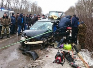 ВАЗ превратился в груду металла после ДТП на автодороге Ростов-Волгодонск, три человека пострадали ВАЗ превратился в груду металла после ДТП на автодороге Ростов-Волгодонск, три человека пострадали